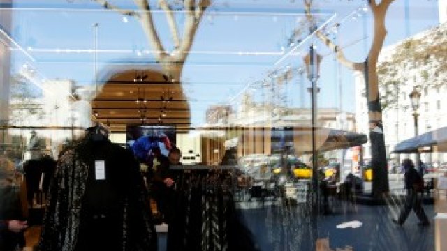 <p>
	Жена разглежда дрехи в магазин на Zara в Барселона.&nbsp;<em>Снимка: Архив Ройтерс</em></p>
