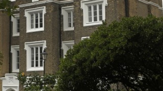 <p>
	Жилищна сграда в лондонския квартал Ислингтън.&nbsp;<em>Снимка: Архив Ройтерс</em></p>
