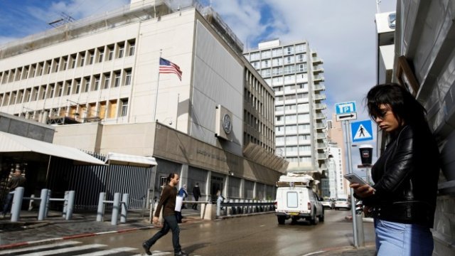 <p>
	Посолството на САЩ в Тел Авив. <em>Снимка: Архив Ройтерс</em></p>
