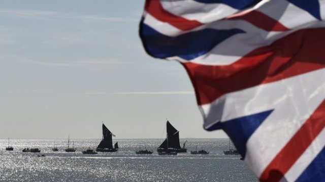 <p>
	Кораби, плаващи в Ламанша. <em>Снимка: Архив Ройтерс</em></p>
