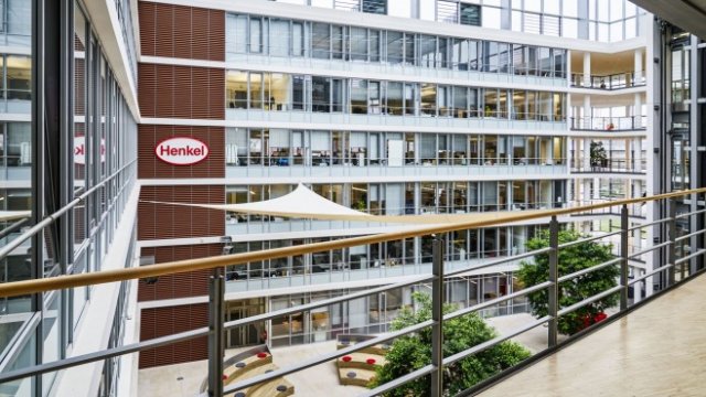 <p>
	Офисът на концерна в Дюселдорф. <em>Снимка: Wolfram Schroll/Bloomberg</em></p>
