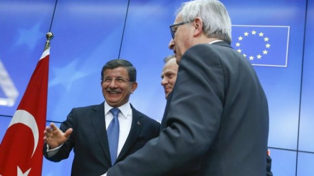 <p>
	Председателят на ЕК Жан-Клод Юнкер, председателят на Съвета на ЕС Доналд Туск и външният министър на Турция Мевлют Чавушоглу на една от последните срещи на върха ЕС-Турция. <em>Снимка: Архив Ройтерс</em></p>
