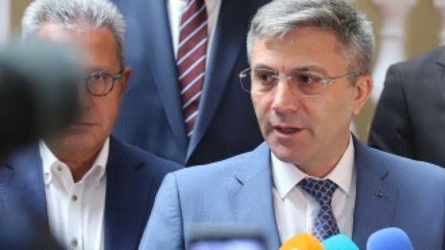 <p>
	Лидерът на ДПС Мустафа Карадайъ след срещата с представители на "Има такъв народ".&nbsp;<em>Снимка: Боби Тошев, БГНЕС</em></p>
