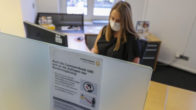 <p>
	Ще останат ли банковите офиси, като този на Commerzbank, в миналото? <em>Снимка: Bloomberg LP</em></p>
