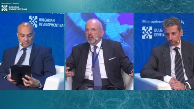 <p>
	<em>Джо Филипс, Илия Лингорски и Петър Иванов. Кадър от излъчването на миниконференция на инициативата &quot;Три морета&quot;.</em></p>
