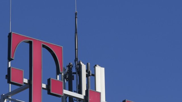 <p>
	В момента Deutsche Telekom е под натиск заради участието си в редица оператори в Източна Европа. <em>Снимка: Ройтерс</em></p>
