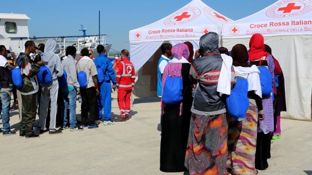 <p>
	Бежанци чакат пред палатки на Червения кръст в Сицилия. <em>Снимка: БТА</em></p>
