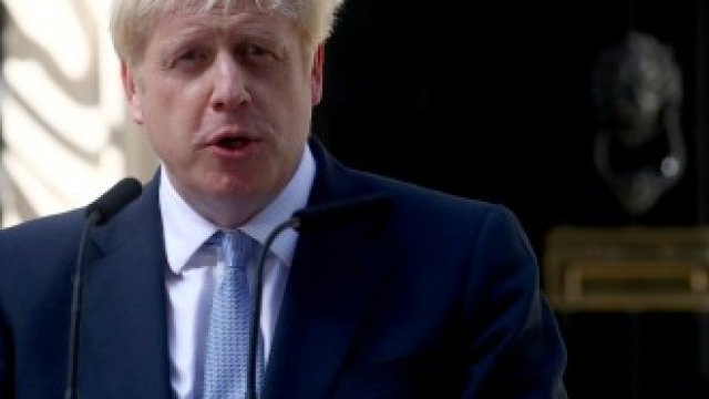 <p>
	Борис Джонсън произнася реч пред Downing Street 10 в Лондон.&nbsp;<em>Снимка: Ройтерс</em></p>
