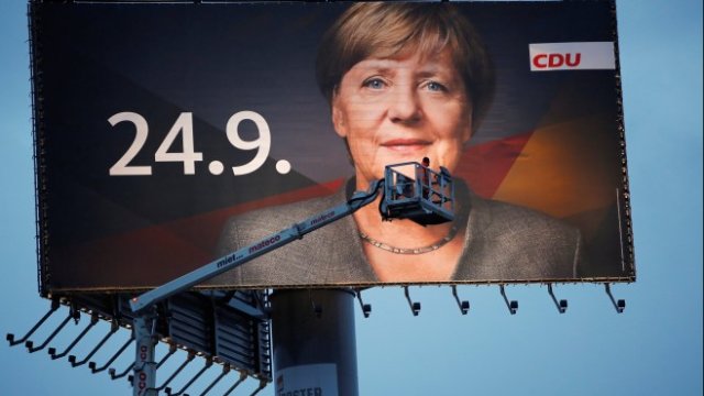 <p>
	Билборд на канцлера Ангела Меркел в Дуизбург. <em>Снимка: Ройтерс</em></p>
