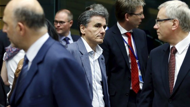 <p>
	Евклидис Цакалотос (в средата) по време на срещата в Брюксел.&nbsp;<em>Снимка: Ройтерс</em></p>
