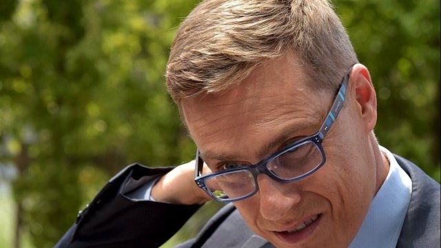 <p>
	Финансовият министър на Финландия Александър Стъб пристига за срещата на Еврогрупата в Брюксел. <em>Снимка: Ройтерс</em></p>
