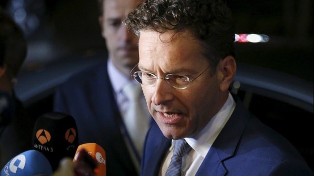 <p>
	Председателят на Еврогрупата Йерун Диселблум при излизането си от срещата. <em>Снимка: Ройтерс</em></p>
