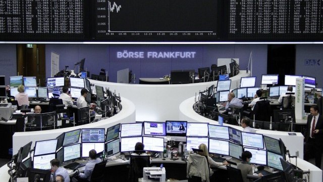 <p style="text-align: justify;">
	Фондовата борса във Франкфурт броени минути след началото на търговията в понеделник. <em>Снимка: Ройтерс</em></p>
