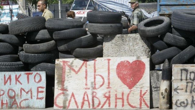 <p>
	През нощта в Славянск е имало тежки сражения между проруските сепаратисти и силите на Киев. <em>Снимка: Ройтерс</em></p>
