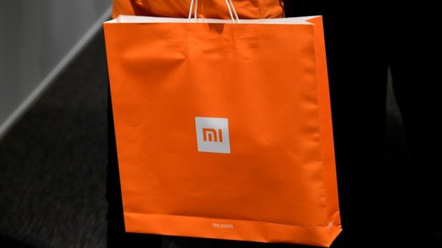 <p>
	Логото на Xiaomi на чанта за посетител на изложение в Лондон, Великобритания, 8 ноември 2018 г.&nbsp;<em>Снимка: Ройтерс</em></p>
