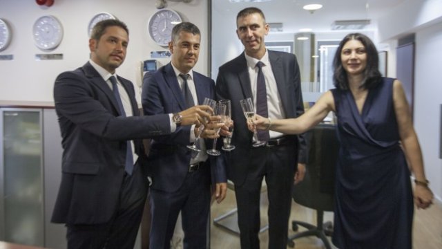 <p>
	Още при успешното IPO на &quot;Градус&quot; през лятото на 2018 г. беше ясно, че ще влезе в SOFIX. На снимката са ръководството на &quot;Градус&quot; АД и мениджъра по емисията ПФБК. <em>Снимка: Димитър Кьосемарлиев, Investor Media Group</em></p>
