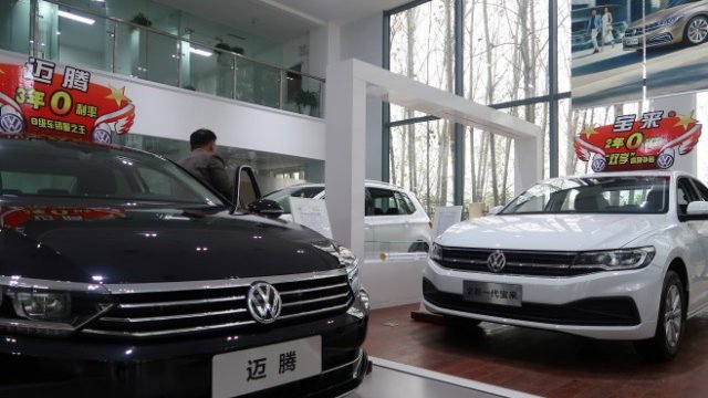 <p>
	Шоурум на Volkswagen в провинция Хенан. <em>Снимка: Ройтерс</em></p>
