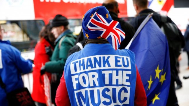 <p>
	Протестиращ срещу&nbsp;Brexit британец пред Парламента. <em>Снимка: Ройтерс</em></p>
