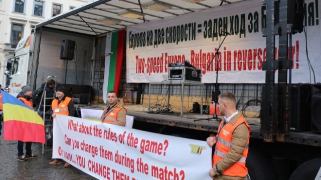 <p>
	<span lang="bg-BG">Български превозвачи</span>&nbsp;на протест пред&nbsp;<span lang="bg-BG">ЕП срещу Пакет Мобилност 1.</span>&nbsp;<em><span lang="bg-BG">Снимка: БТА</span></em></p>
<div>
	&nbsp;</div>
