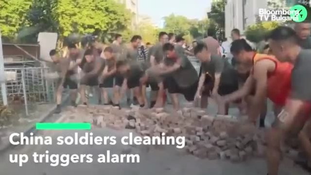 Защо китайските войници са по улиците на Хонконг?