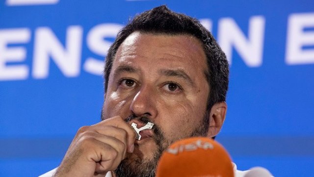 <p>
	Салвини парадира с християнската си принадлежност. <em>Снимка: gettyimages</em></p>
