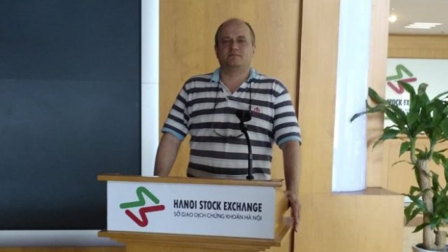<p>
	Огнян Николов във фондовата борса в Ханой, Виетнам <em>Снимка: Личен архив</em></p>
