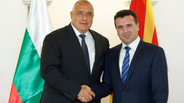 <p>
	<em>Българският премиер Бойко Борисов (вляво) и македонският министър-председател Зоран Заев (вдясно). Снимка: БГНЕС</em></p>
