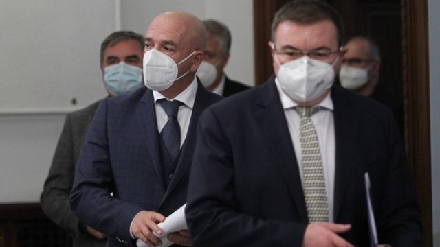 <p>
	Здравният министър Костадин Ангелов на преден план.<em> Снимка: Димитър Кьосемарлиев, Investor Media Group</em></p>

