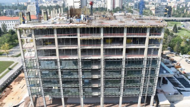 <p>
	Развитие на офис сградата Sinergy Tower в София тех парк към 12 август 2020 г. Вдясно се вижда част от &quot;Площад на авиацията&quot;, известен още като &quot;кръговото на 4-ти километър&quot;, и част от бул. &quot;Цариградско шосе&quot;. &nbsp;&nbsp;<em>Снимка: markan.bg</em></p>

