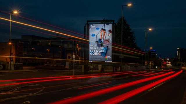 <p>
	Коли минават край рекламен банер, който е част от правителствена кампания за насърчаване на бизнеса да се подготви за края на преходния период след Brexit. <em>Снимка:&nbsp;Simon Dawson/Bloomberg</em></p>
