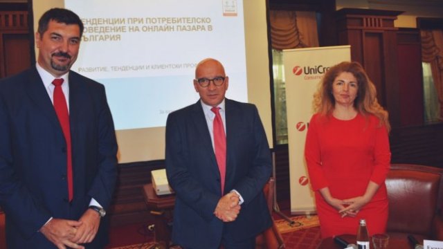 <p>
	Ивайло Главчовски (вляво), главен изпълнителен директор на УниКредит Кънсюмър Файненсинг, Левон Хампарцумян, председател на УС и главен изпълнителен директор на УниКредит Булбанк (по средата) и Екатерина Кирилова, главен търговски директор на УниКредит Кънсюмър Файненсинг. <em>Снимка: УниКредит</em></p>
