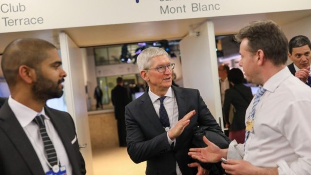 <p>
	Тим Кук по време на икономическа дискусия. <em>Снимка: Bloomberg LP</em></p>
