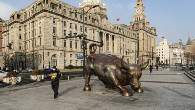 <p>
	<em>Статуя на бик в Шанхай, Китай.&nbsp;</em><em>Снимка:&nbsp;Qilai Shen/Bloomberg</em></p>
