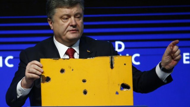 <p>
	Украинският президент Петро Порошенко показва фрагмент от автобуса, който бе ударен от руска ракета по време на срещата на Световния икономически форим в Давос. При атаката загинаха 12 цивилни. <em>Снимка: Ройтерс</em></p>
