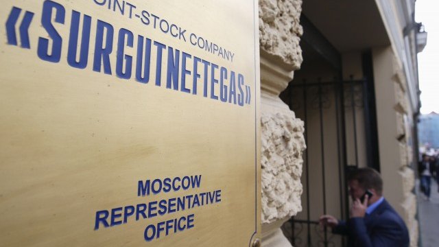 <p>
	Централният офис на Сургутнефтгаз в Москва. <em>Снимка: Ройтерс</em></p>
