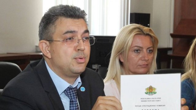 <p>
	<em>Пламен Николов. Снимка: Димитър Кьосемарлиев, Investor Media Group</em></p>
