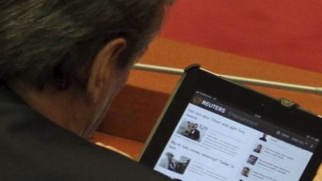 <p>
	Албанският премиер Сали Бериша се информира, ползвайки таблет.<em> Снимка: Ройтерс</em></p>
