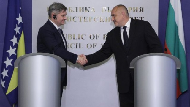 <p>
	Денис Звиздич (вляво) и Бойко Борисов (вдясно). <em>Снимка: БТА</em></p>
