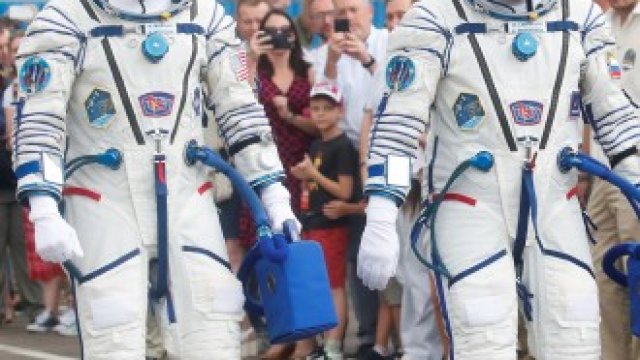 <p>
	Астронавтите Лука Пармитано, Андрю Морган и Александър Скворцов преди излитането си за МКС.&nbsp;<em>Снимка: Ройтерс</em></p>
