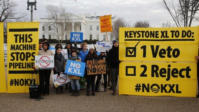 <p>
	Природозащитници призоваха пред Белия дом Обама да наложи вето над строежа на петролопровода. <em>Снимка: Ройтерс</em></p>
