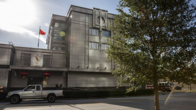 <p>
	Консулството на Китай в Хюстън. <em>Снимка: Scott Dalton/Bloomberg</em></p>
