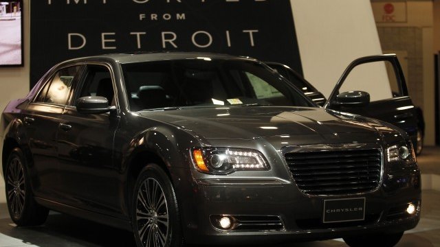 <p>
	Седанът Chrysler 300, версия 2013-та, на автомобилно изложение във Вашингтон. <em>Снимка: Ройтерс</em></p>

