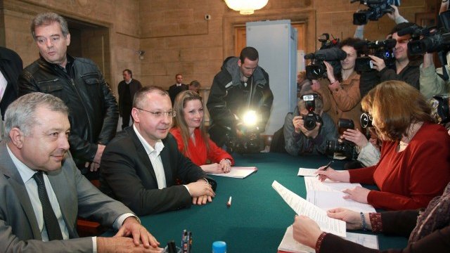 <p>
	Представители на политическата сила при предаването на документите за регистрация за изборите в ЦИК. <em>Снимка: БТА</em></p>
