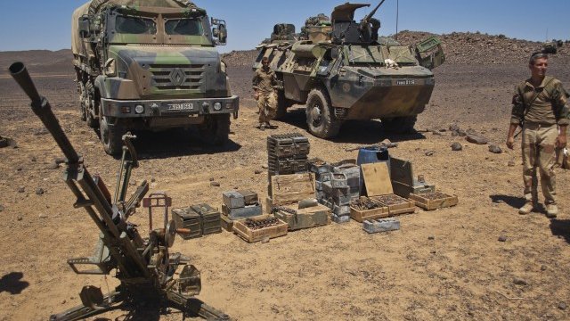 <p>
	Френски войници показват иззети от ислямистки бунтовници оръжия в Мали. <em>Снимка: Ройтерс</em></p>
