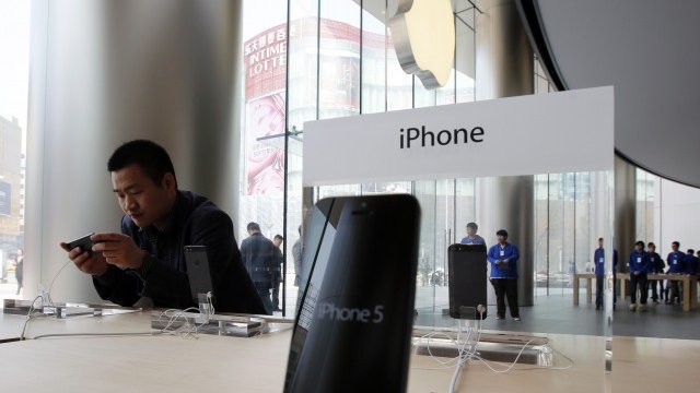 <p>
	Новият смартфон според WSJ ще е логичната актуализация без твърде много нововъведения. <em>Снимка: Ройтерс</em></p>
