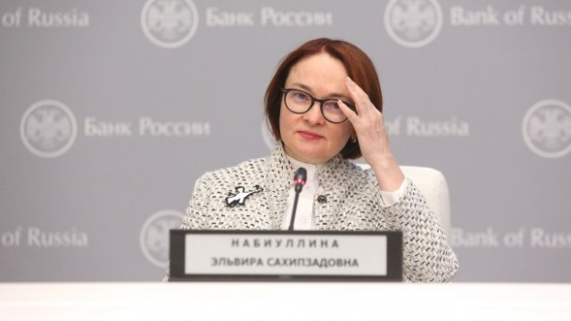 <p>
	<em>Брошката на Елвира Набиулина през февруари бе бяла птица. Снимка:&nbsp;Andrey Rudakov/Bloomberg</em></p>
