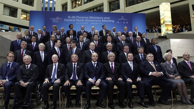 <p>
	Представителите на страните от Г-20 на срещата във Вашингтон. <em>Снимка: Ройтерс</em></p>
