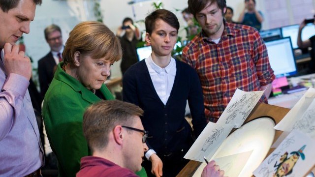 <p>
	Канцлерът Ангела Меркел посети Wooga през март тази година. Снимка: Ройтерс</p>
