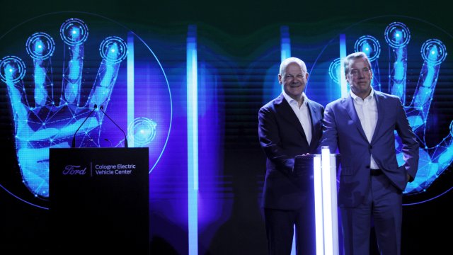 Шолц и Бил Форд (вдясно) откриват фабриката. Снимка: ЕРА