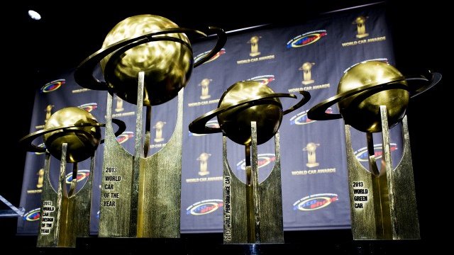 <p>
	Миналогодишните статуетки. <em>Снимка: WCOTY</em></p>
